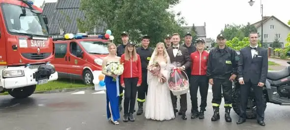 Druhna Wiola i Mariusz powiedzieli sobie „TAK” – strażacka brama dla nowożeńców