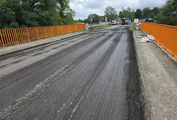 Remont mostu na rzece Breń w Zabrniu – nowa nawierzchnia i większe bezpieczeństwo