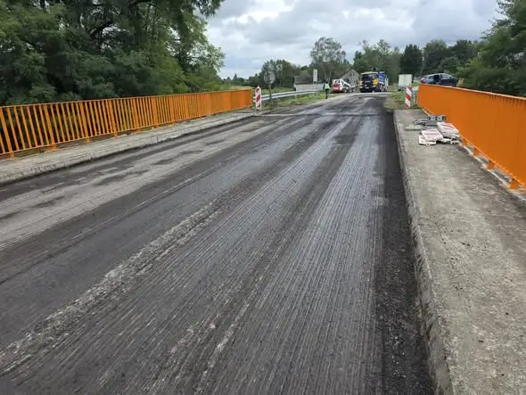 Remont mostu na rzece Breń w Zabrniu – nowa nawierzchnia i większe bezpieczeństwo