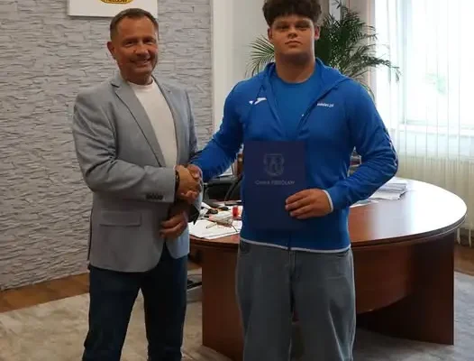 Maciej Koper z Tuszymy nagrodzony przez Burmistrza Przecławia za sukcesy w lekkoatletyce