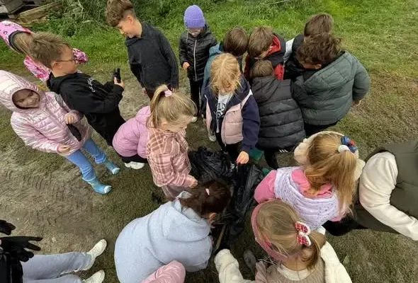 Uczniowie z Radomyśla Wielkiego posprzątali okolicę szkoły w 33. Akcji Sprzątania Świata