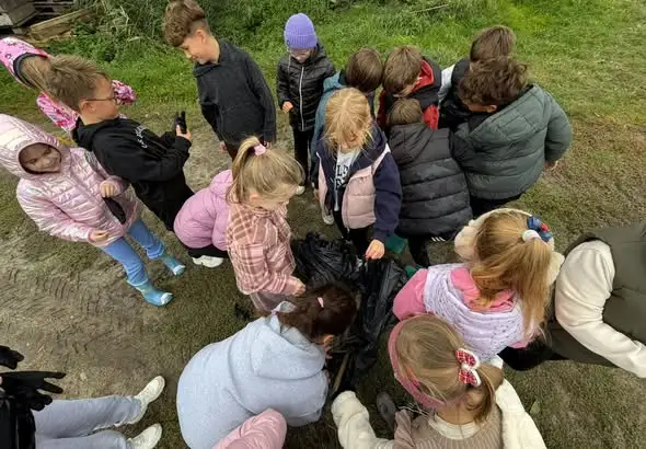 Uczniowie z Radomyśla Wielkiego posprzątali okolicę szkoły w 33. Akcji Sprzątania Świata