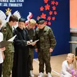 Podborze: mural z białym orłem i VIII rocznica nadania imienia szkole