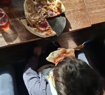 Klasa 4 z wizytą w pizzerii i kinie – wycieczka pełna wrażeń