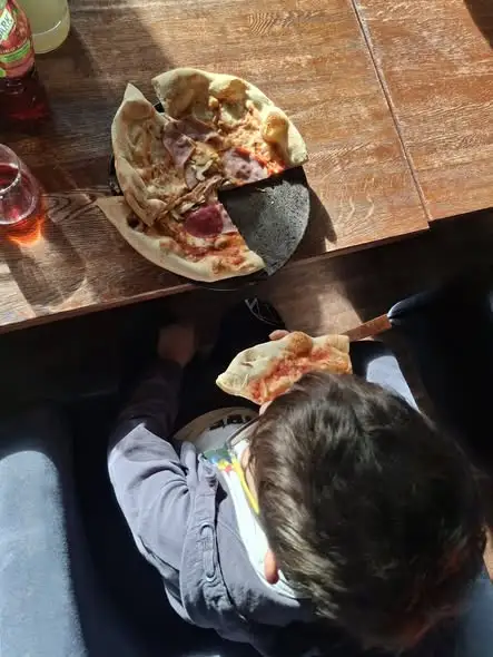 Klasa 4 z wizytą w pizzerii i kinie – wycieczka pełna wrażeń