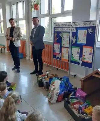 Uczniowie z Przecławia pomogli zwierzętom w potrzebie