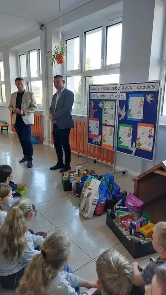 Uczniowie z Przecławia pomogli zwierzętom w potrzebie