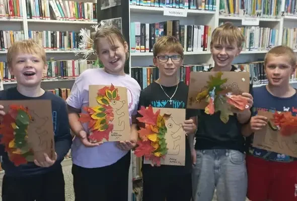 Jesienne warsztaty plastyczne w bibliotece w Babulach – dzieci tworzyły jeże z liści