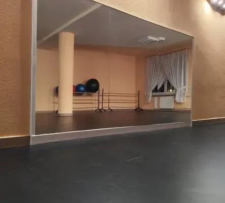 Nowe lustra w sali baletowej GOK Borowa – anonimowy darczyńca wspiera taniec