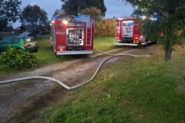 Pożar domu w Róży. Interweniowały cztery jednostki straży pożarnej