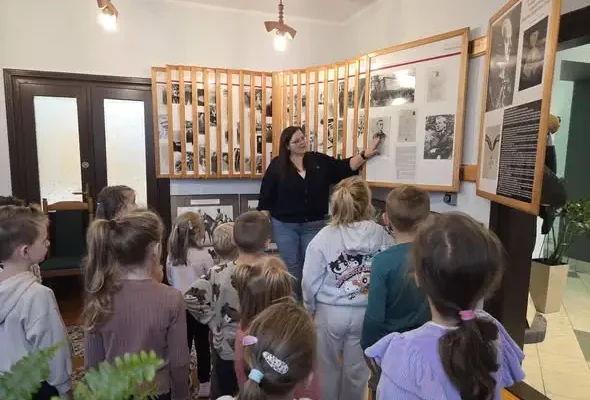 Jesienne spotkanie w bibliotece w Tuszowie: przedszkolaki odkrywały piękno jesieni