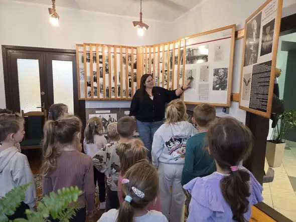 Jesienne spotkanie w bibliotece w Tuszowie: przedszkolaki odkrywały piękno jesieni