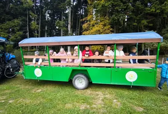 Integracyjna wycieczka zerówki i pierwszaków do Zagrody na Wzgórzu