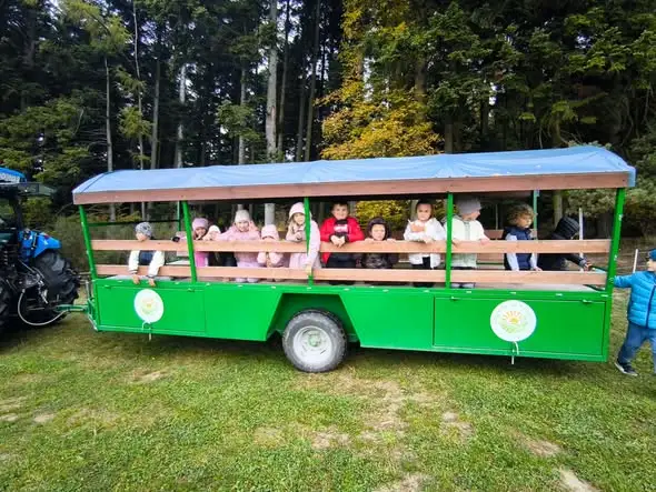 Integracyjna wycieczka zerówki i pierwszaków do Zagrody na Wzgórzu