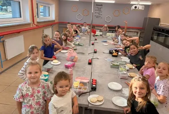 Pierwszaki zrobiły własne kanapki – Dzień Zdrowego Śniadania w szkole