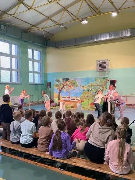 Spektakl o zdrowym odżywianiu w wykonaniu Kabaretu Bzik dla uczniów klas 1-3