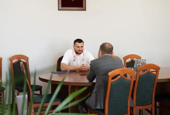 Dawid Piłat z Błonia nagrodzony przez Burmistrza Przecławia za sukcesy w rzucie młotem