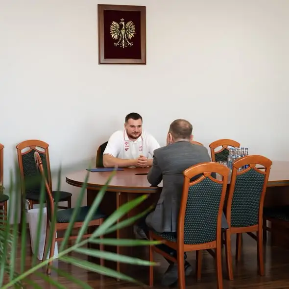 Dawid Piłat z Błonia nagrodzony przez Burmistrza Przecławia za sukcesy w rzucie młotem