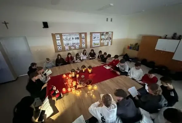 Klasa 7a przeniosła się w romantyczny świat „Dziadów cz. II”