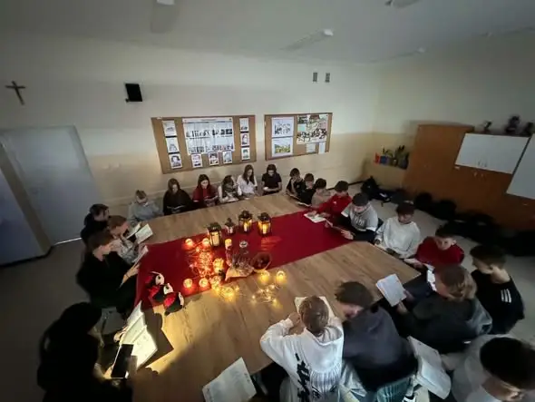 Klasa 7a przeniosła się w romantyczny świat „Dziadów cz. II”