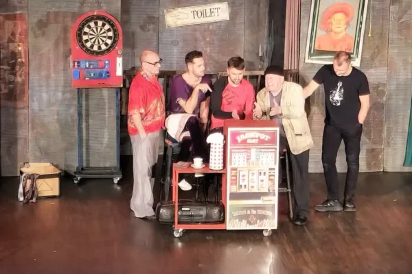 „Kogut w rosole” rozbawił publiczność w Przecławiu – dwa spektakle na scenie Domu Kultury