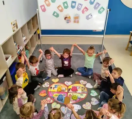 Przedszkolaki z grupy Pszczółki uczą się empatii przez projekt „Przytulenie ma moc”