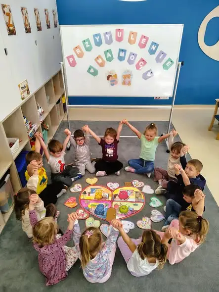 Przedszkolaki z grupy Pszczółki uczą się empatii przez projekt „Przytulenie ma moc”