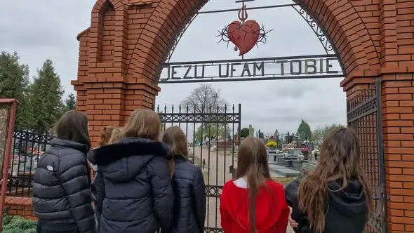 Uczniowie uczcili pamięć zmarłych nauczycieli i żołnierzy