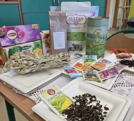 Herbaciany dzień w klasie 3b – uczniowie poznawali świat herbat