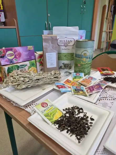 Herbaciany dzień w klasie 3b – uczniowie poznawali świat herbat