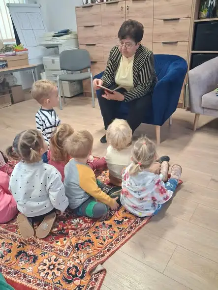 Międzypokoleniowa radość: maluchy z żłobka odwiedziły seniorów w Zabrniu