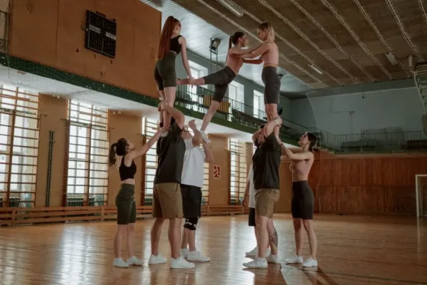 Burmistrz Radomyśla Wielkiego odwiedziła cheerleaderki na pierwszym treningu nowego sezonu